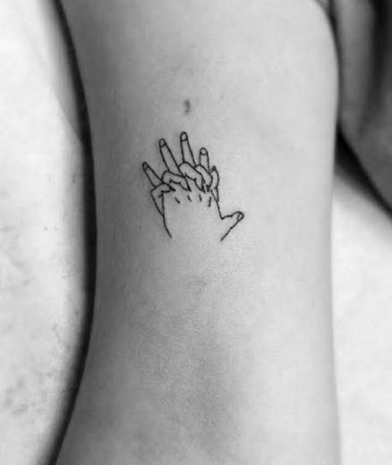 Tatuagem de mãos dadas