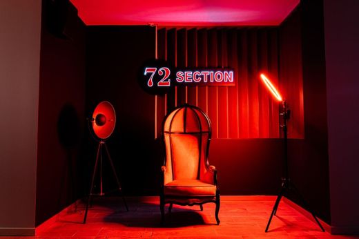 72 Section Lounge