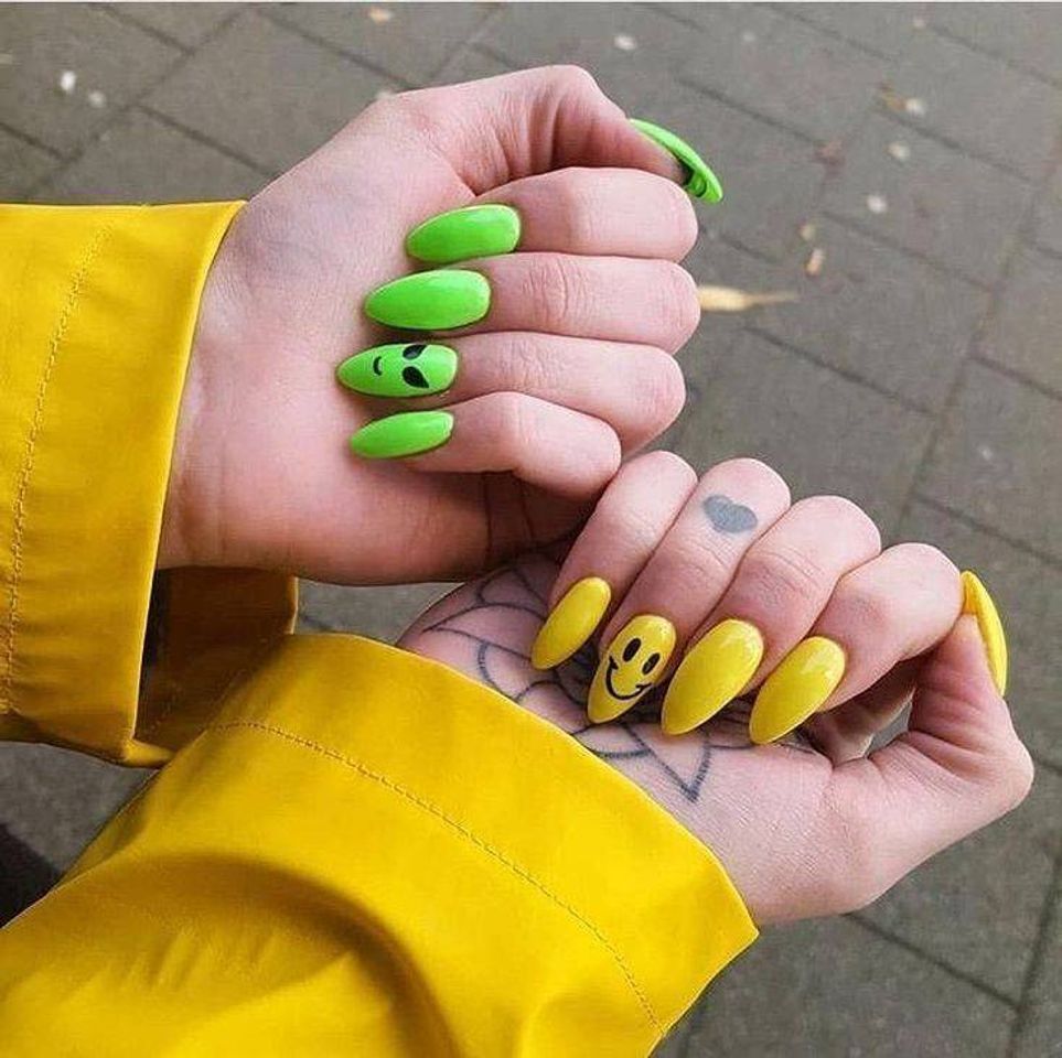 Moda Unhas Amarelas E Verde💛💚