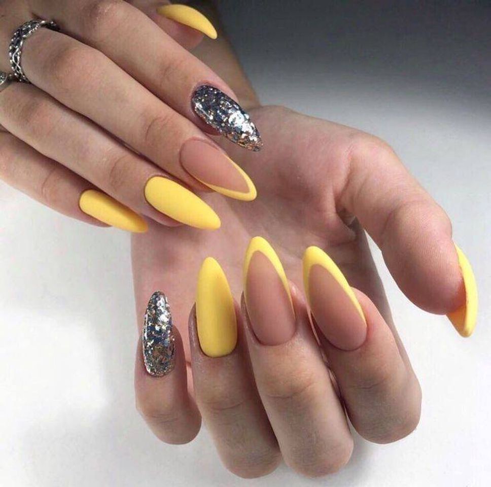 Fashion Unhas Amarelas E Prata💛⛓️