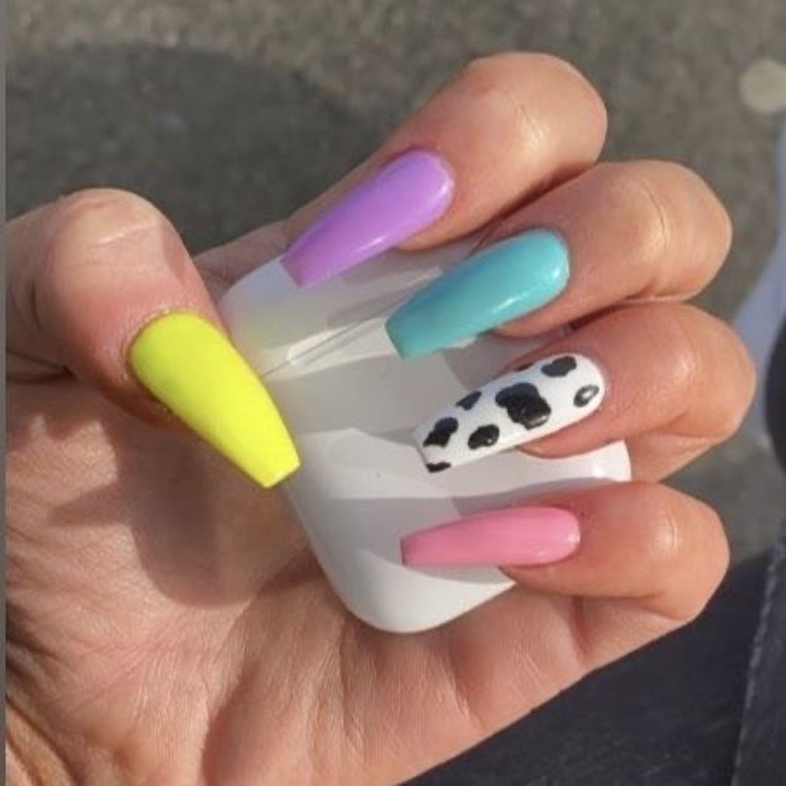 Moda Unhas cores pastéis e decorada com vaquinha 