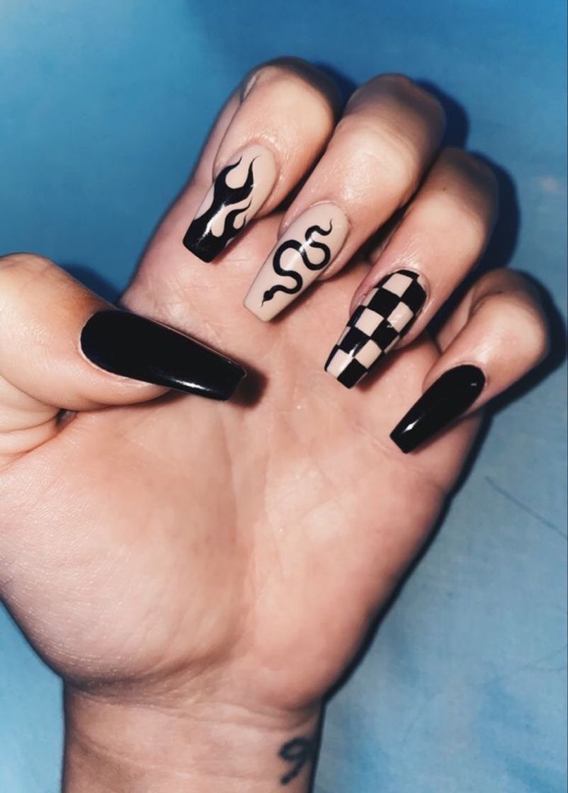 Moda Unhas preta com decoração