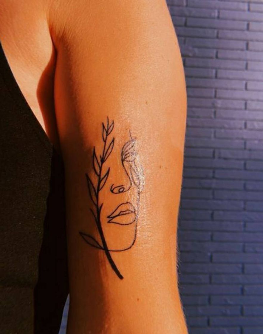 Moda Tatuagem em linda face no braço