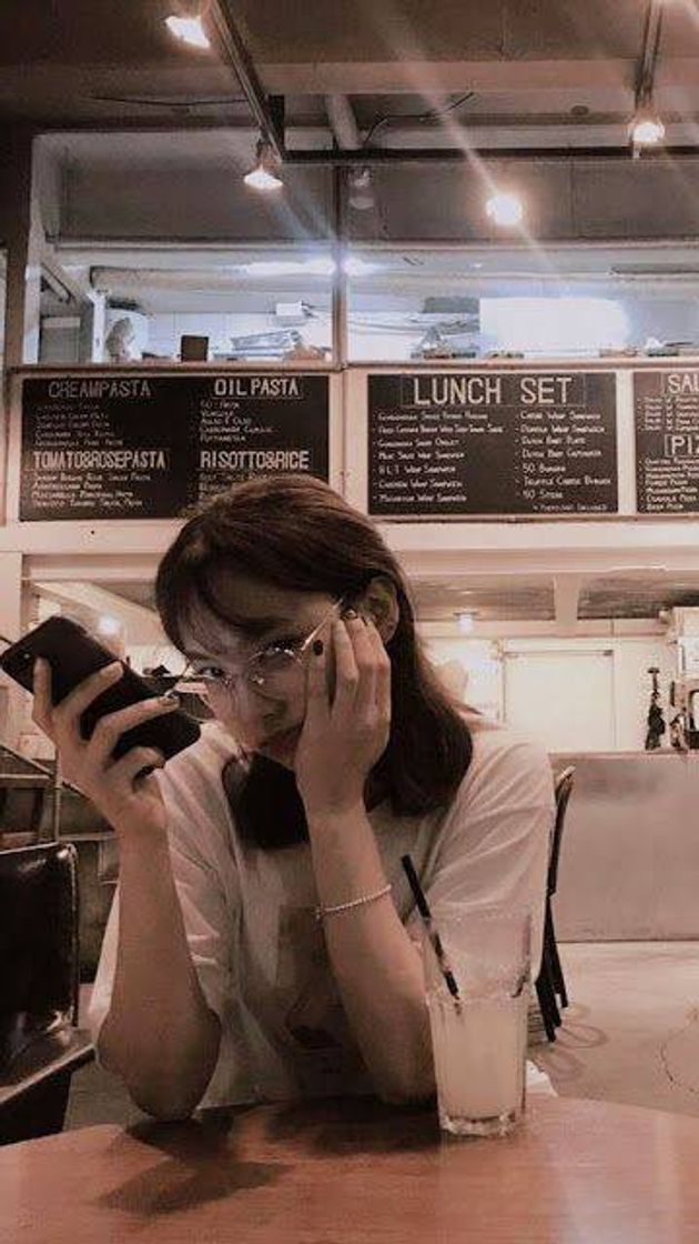 Imagens aesthetic de uma garota em um fast food