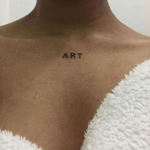 tatuagem na clavícula “art”