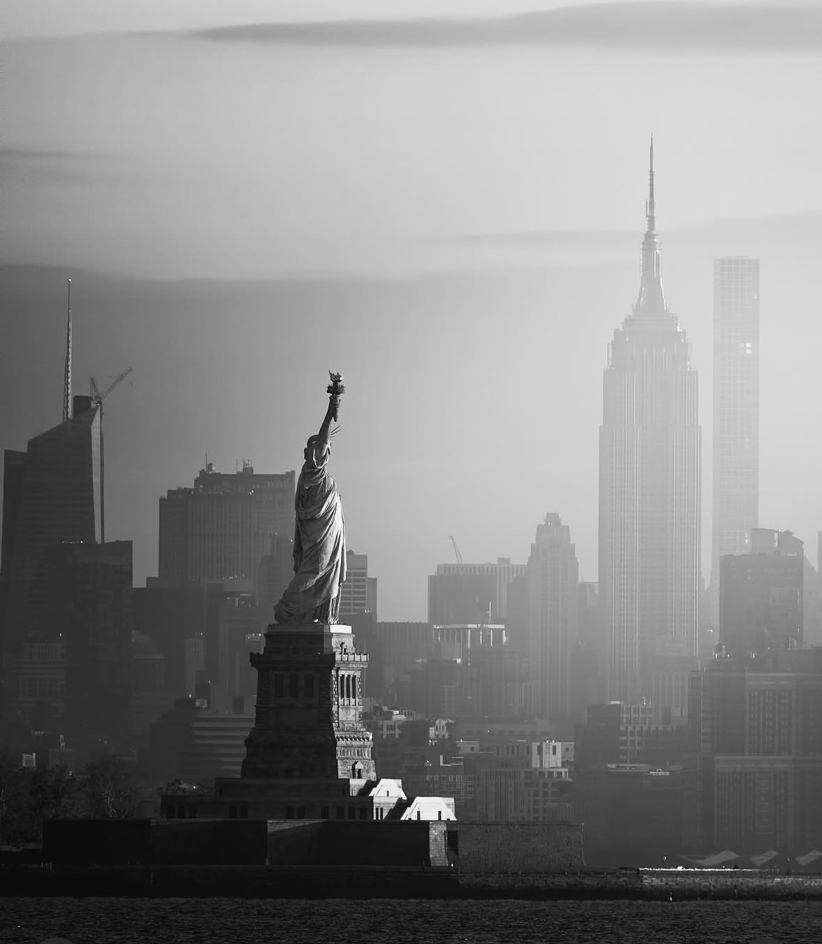 Place La Estatua de la Libertad con Manhattan de fondo 
