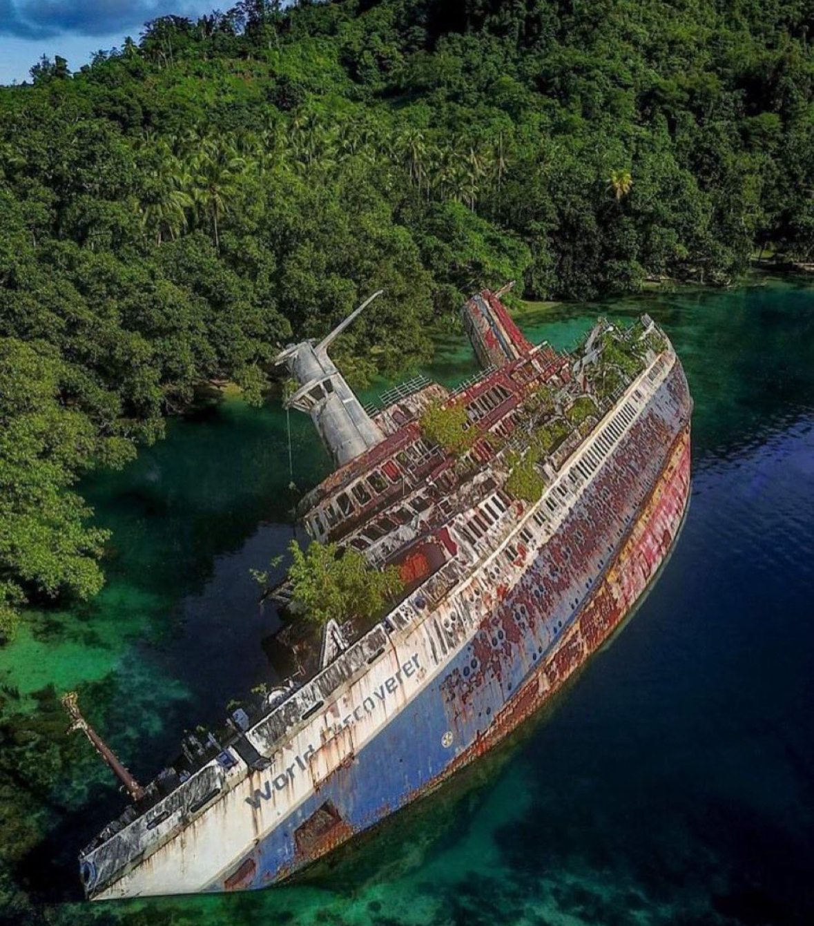 Place MS World Discoverer