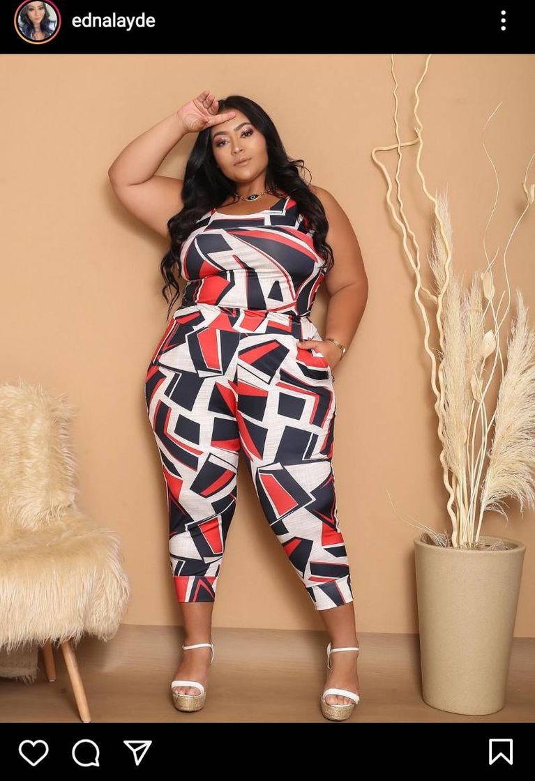 Social Edna Layde é aquela morena de parar o trânsito modelo Plus  