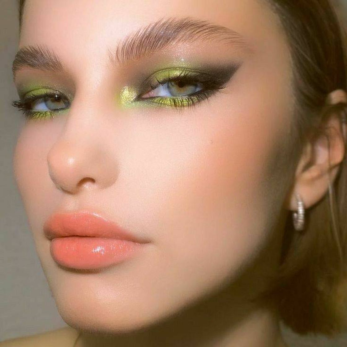 Moda Green makeup