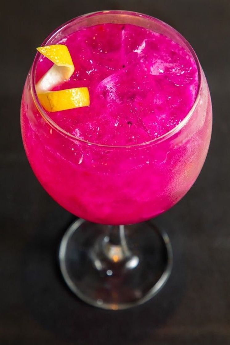 Moda Gin com pitaya e limão 