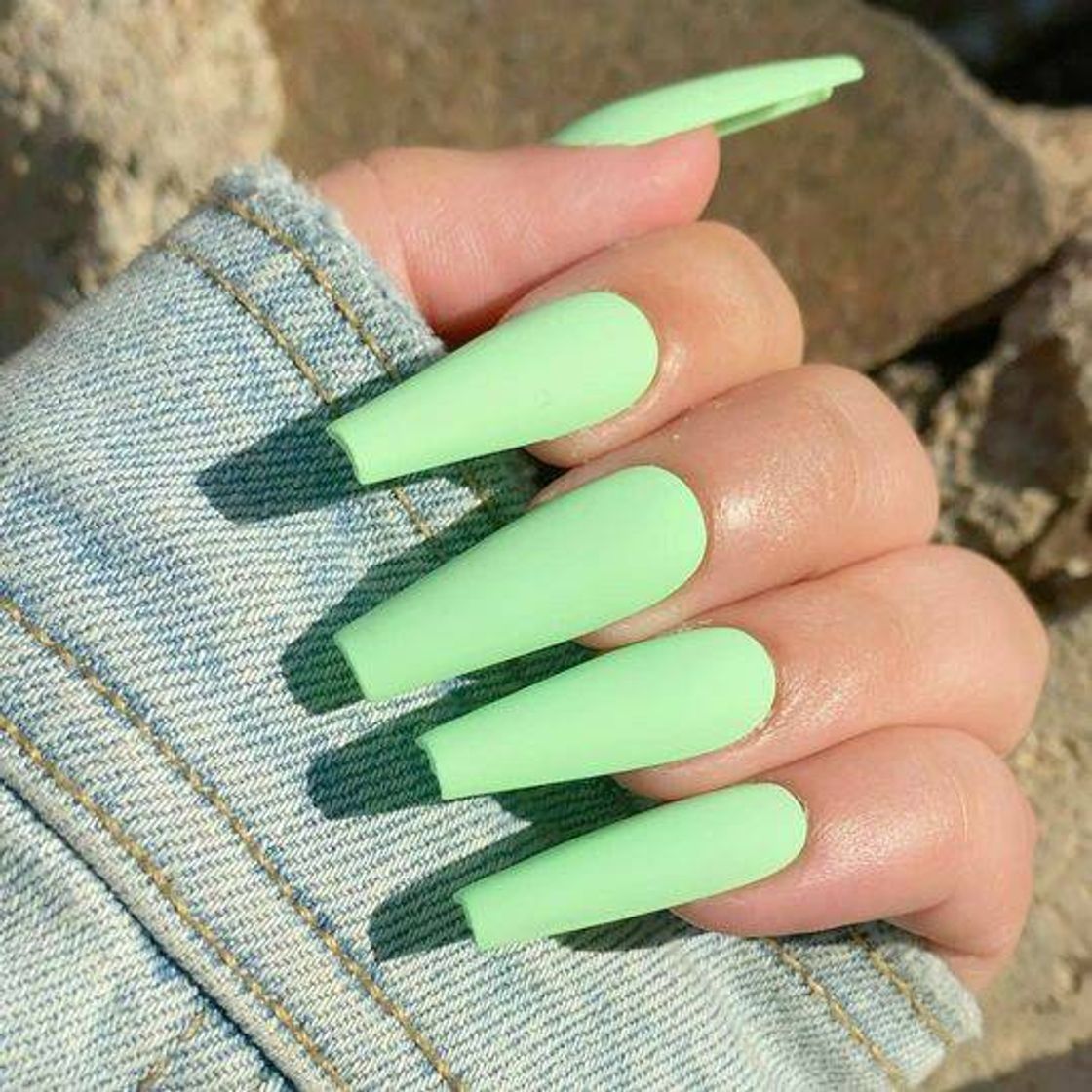 Moda Unhas verdes foscas.