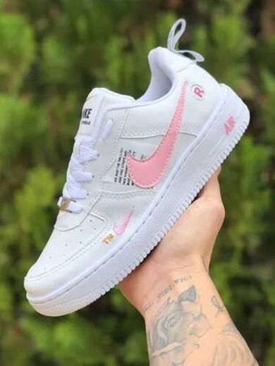 Air force com detalhes rosa 