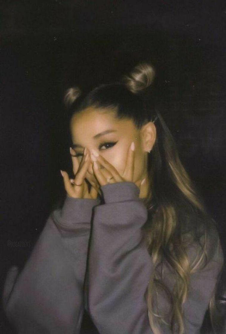 Social wallpaper Ariana Grande