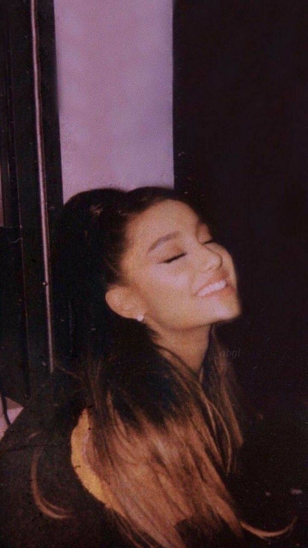 Social wallpaper Ariana Grande