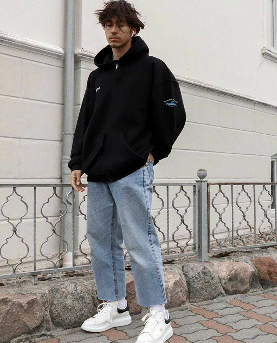 Social Look casual acompanhado de moletom e tênis adidas.