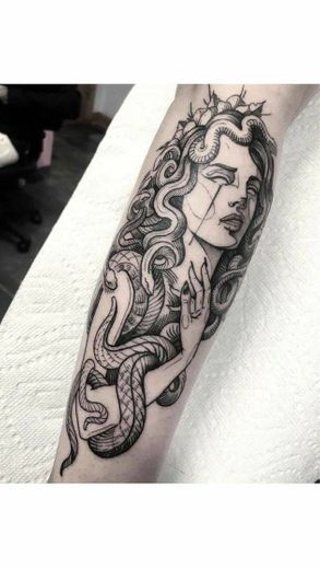 Lana Del Rey as Medusa - By Martin Kelly um Body Electric