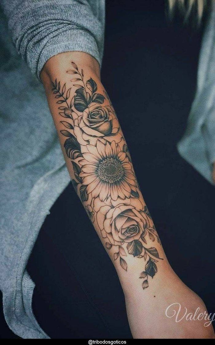 Fashion Inspirações  de tattos femininas, rosas delicadas