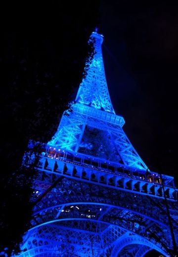 The neon blue torre Eiffel 💙