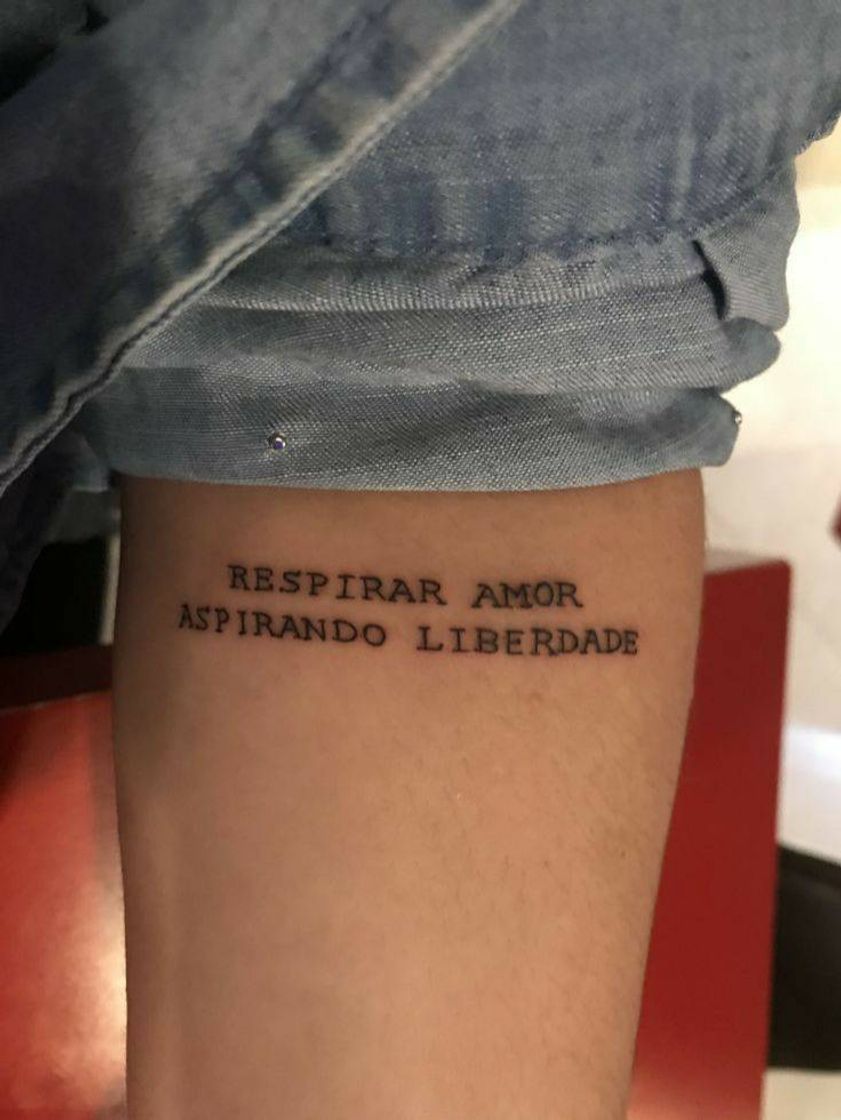 Fashion Tatto com frase 