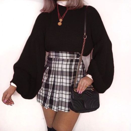 Outfit aesthetic con falda y suéter negro