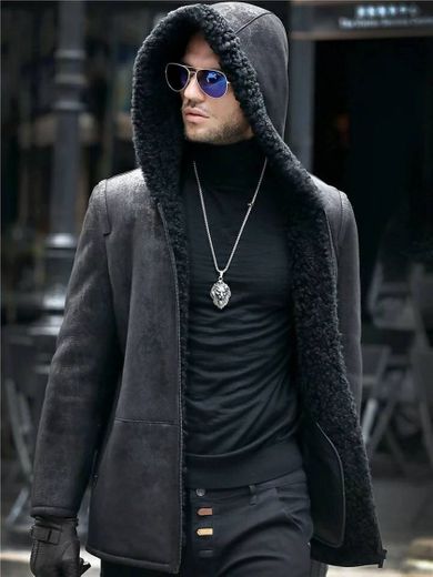 High-end jaqueta de couro genuíno pele em um homem com capuz
