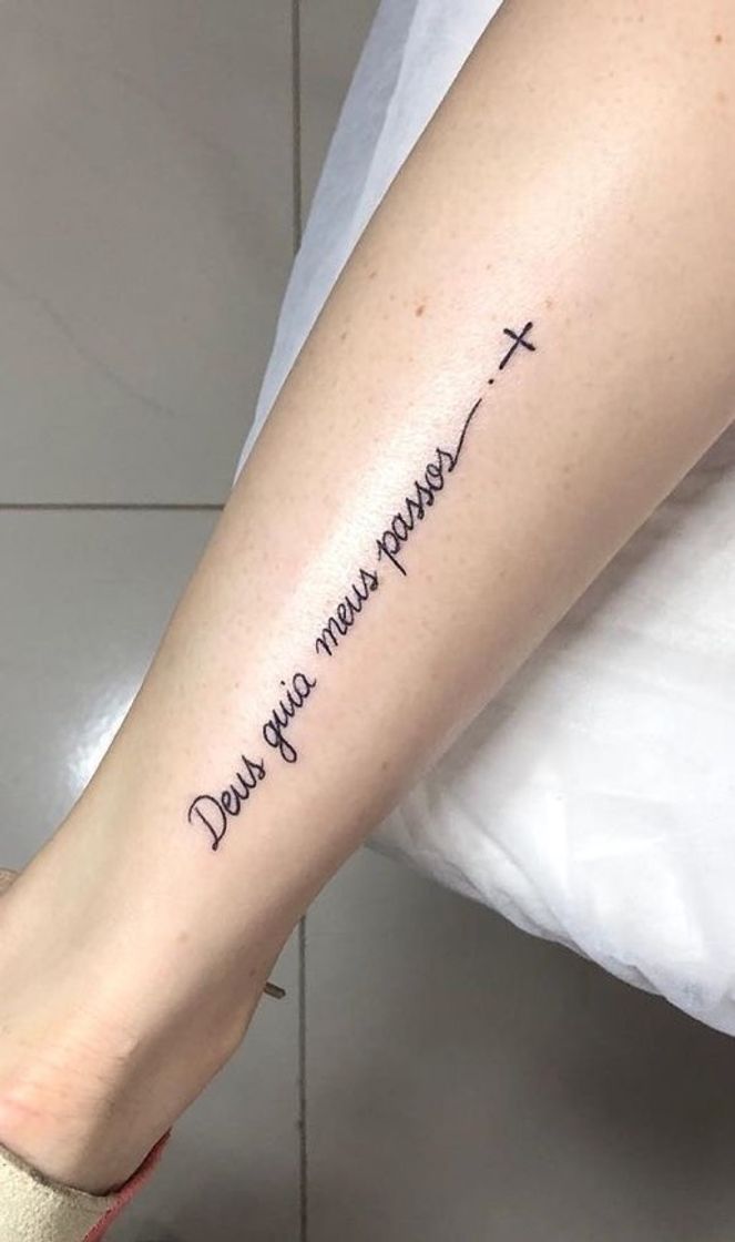 Moda Tatto feminina escrita Deus 