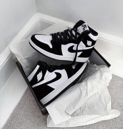 Tênis Nike Jordan preto e branco 