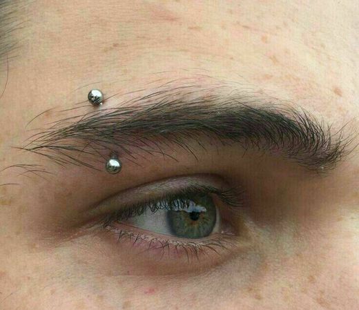 Piercing na sobrancelha