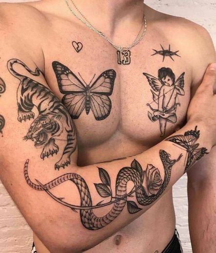 Tatuagem peitoral e braços