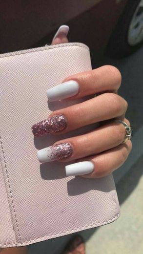 Esmaltação branca com glitter rosa