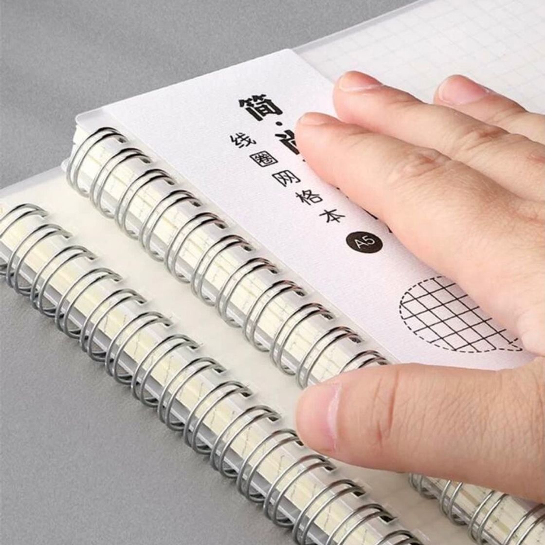 Caderno Quadriculado de capa transparente com Elástico 