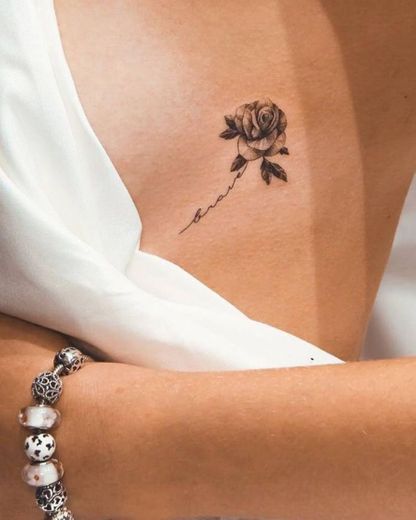 Tatuagem flor mais escrita 