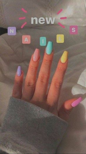 Unhas em tom pastel 