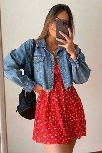 Look vestido com tênis e jaqueta jeans