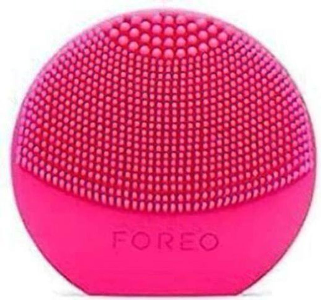 Belleza LUNA Play Plus de FOREO es el cepillo facial recargable de silicona