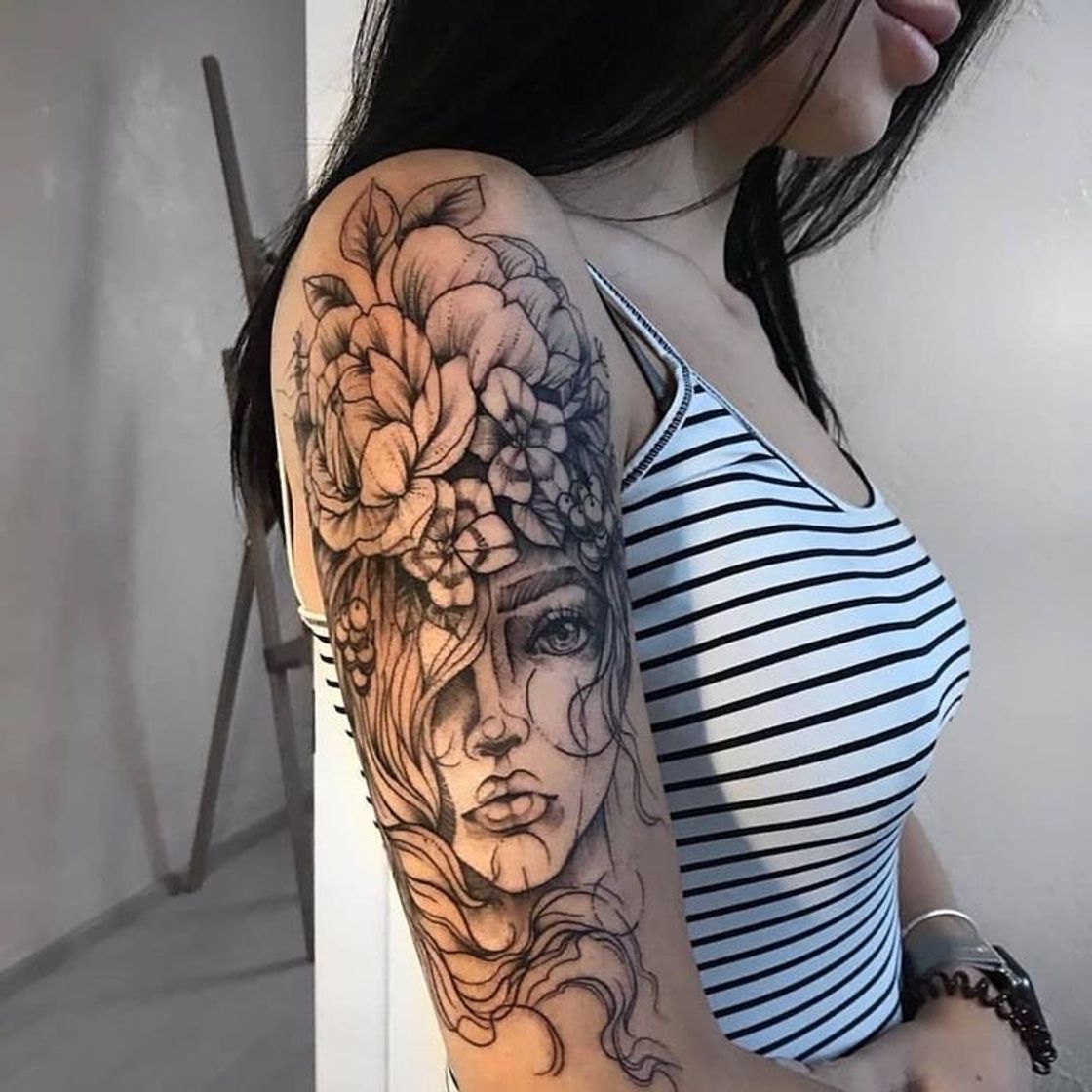 Fashion tatto de uma mulher com flores