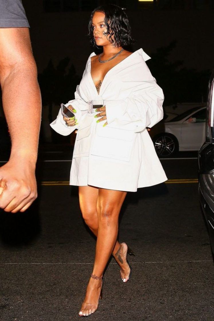 Moda Rihanna com look branco 