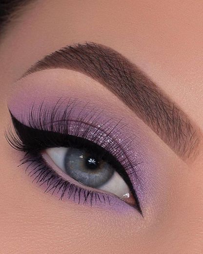 Maquiagem sombra lilás com glitter.