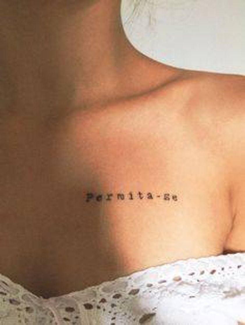 Moda Tatuagem feminina no ombro.