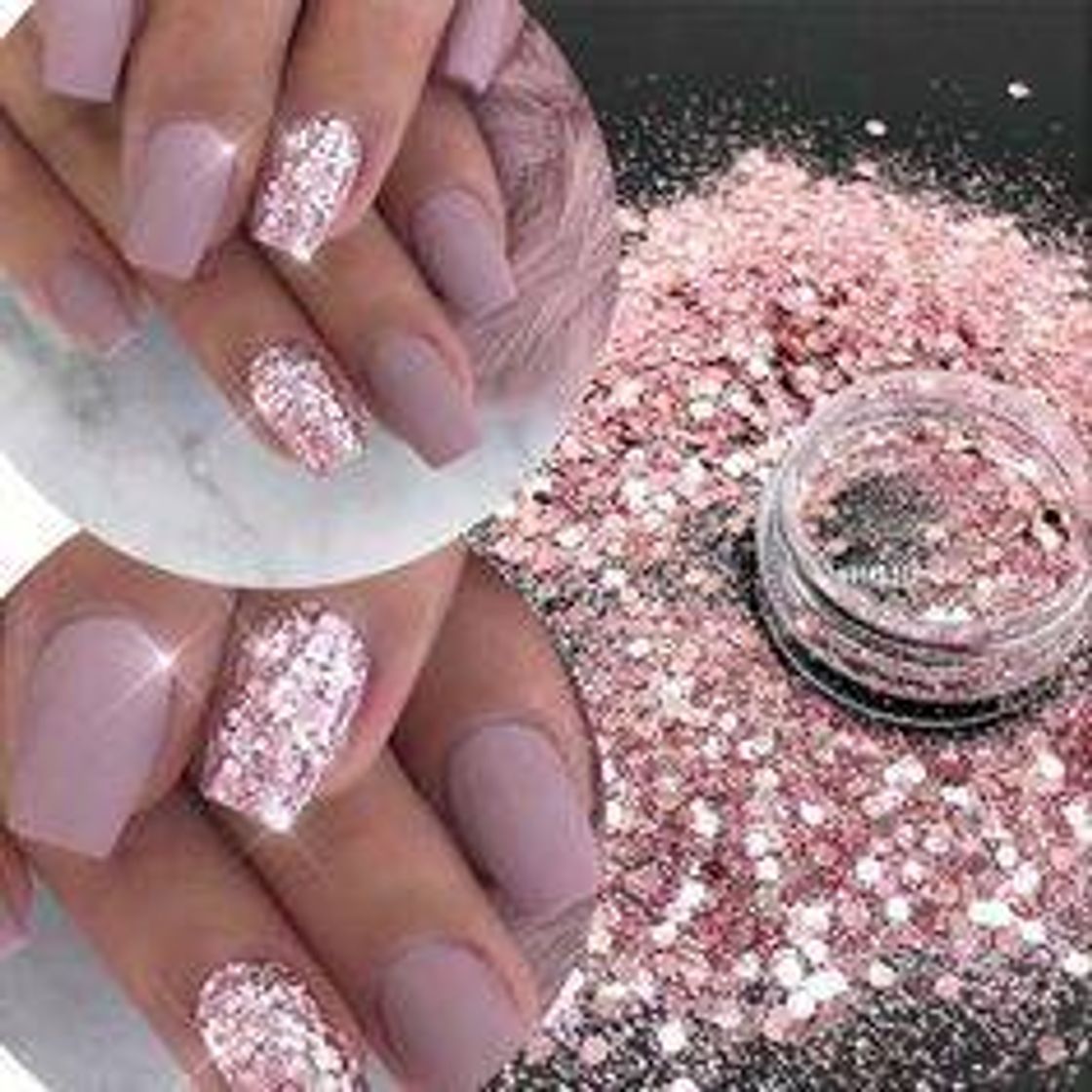 Moda Girl Power unhas estilosas glitter.