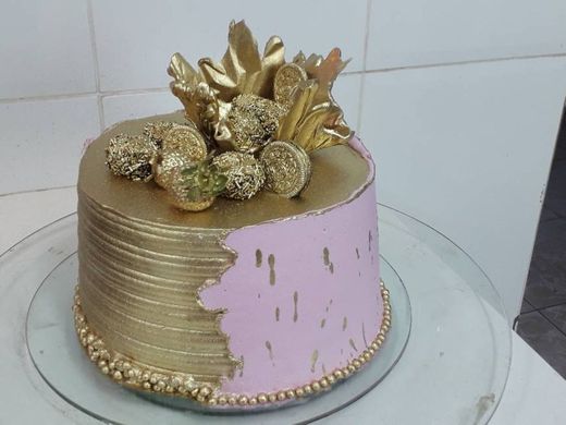 BOLO CACHÊPO DOURADO COM ROSA QUEIMADO