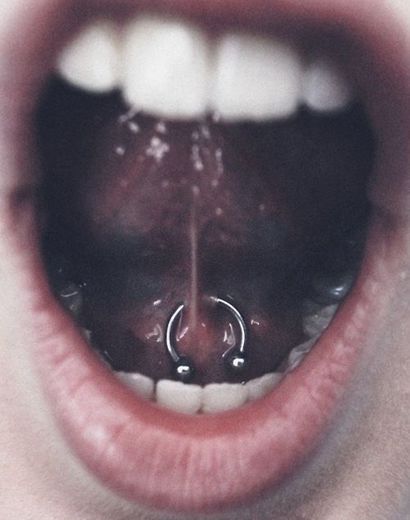 Piercing no freio da língua 
