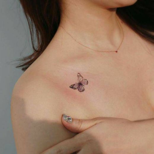 Tattoo minimalista feminina.
