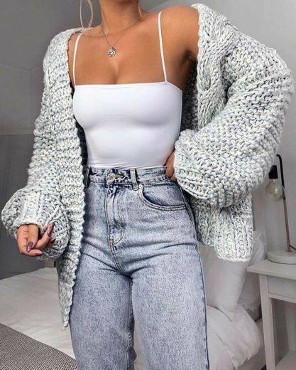 Cropped branco e calça jeans 