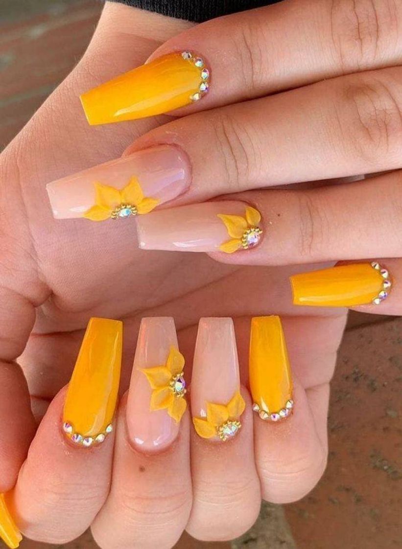 Moda Unhas delicadas com decorações amarelas