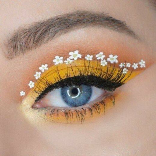 Delicate flowers makeup 🌼