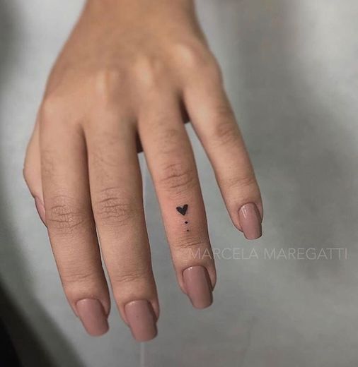 Tatuagem do dedo coração 