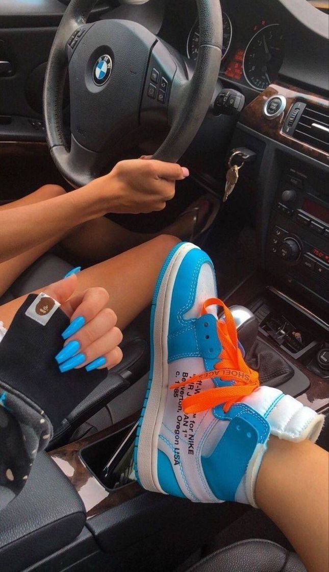 Moda Tênis cor azul e laranja!💙🧡