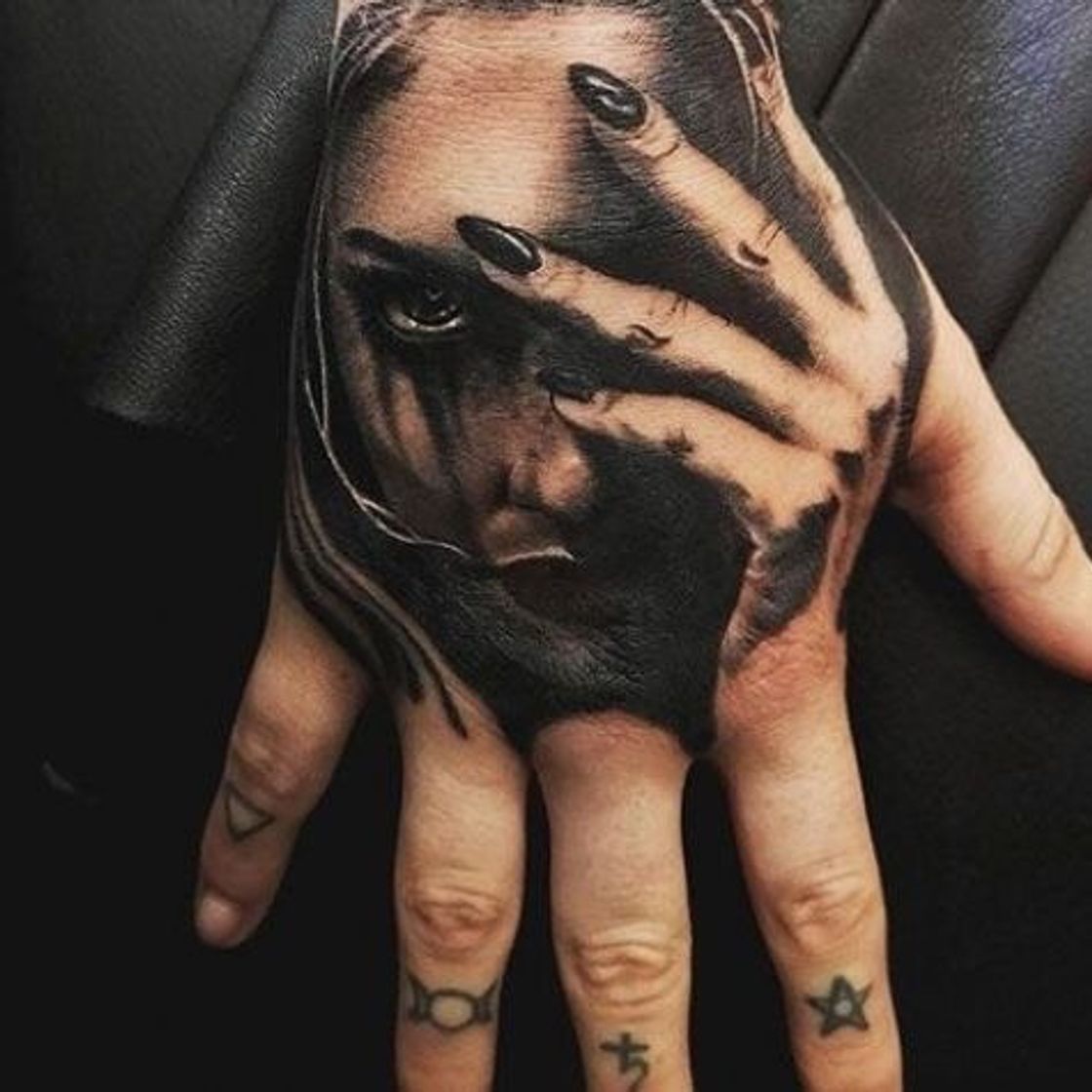 Social Tattoo mão 