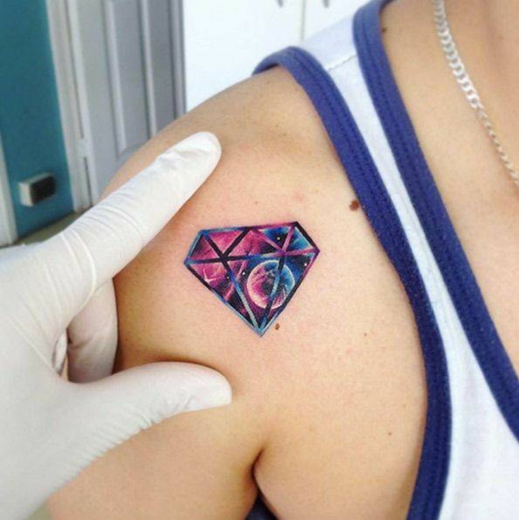 Moda Tatuagem Colorida no ombro